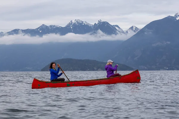 카누를 모험을 즐기는 친구들이 사운드에서 보세요 밴쿠버 캐나다 — 스톡 사진