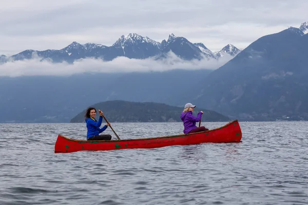 Para Przygód Żeńskich Przyjaciół Czerwonym Canoe Wiosłowanie Howe Sound Podczas — Zdjęcie stockowe