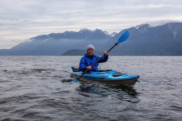 Homme Aventureux Sur Kayak Pagaie Dans Détroit Howe Pendant Une — Photo