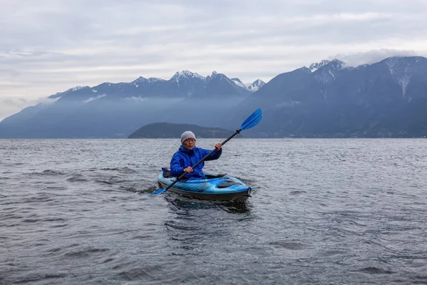 Homme Aventureux Sur Kayak Pagaie Dans Détroit Howe Pendant Une — Photo