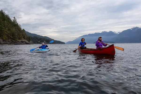 Para Przygód Żeńskich Przyjaciół Czerwonym Canoe Wiosłowanie Howe Sound Podczas — Zdjęcie stockowe