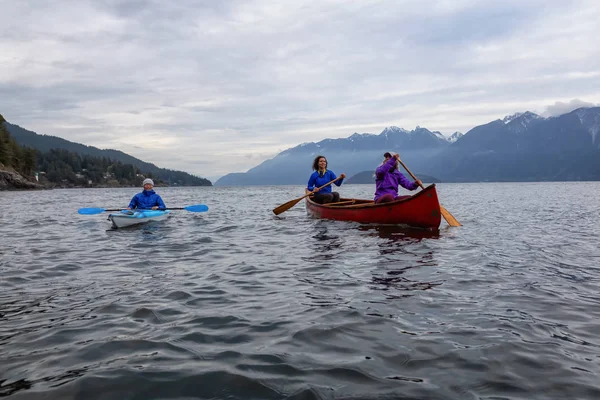 Para Przygód Żeńskich Przyjaciół Czerwonym Canoe Wiosłowanie Howe Sound Podczas — Zdjęcie stockowe