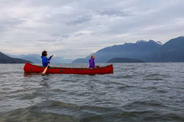 Par Äventyrslystna Kvinnliga Vänner Röd Kanot Paddlar Howe Sound Molnig — Stockfoto