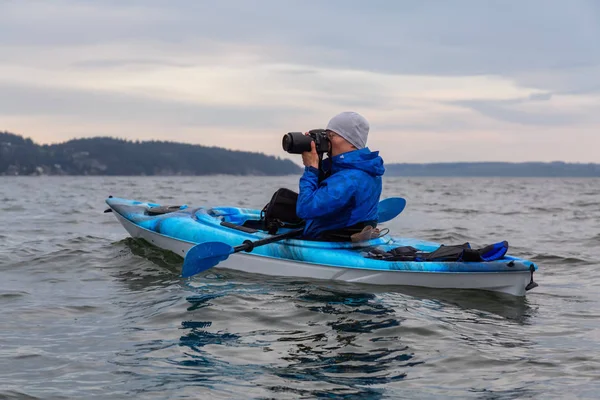 Avontuurlijke Fotograaf Foto Maken Met Zijn Camera Van Een Kajak — Stockfoto