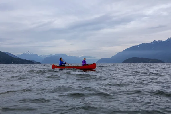 카누를 모험을 즐기는 친구들이 사운드에서 보세요 호스슈 웨스트 밴쿠버 캐나다에서 — 스톡 사진
