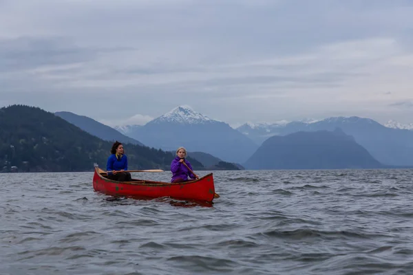 Para Przygód Żeńskich Przyjaciół Czerwonym Canoe Wiosłowanie Howe Sound Podczas — Zdjęcie stockowe