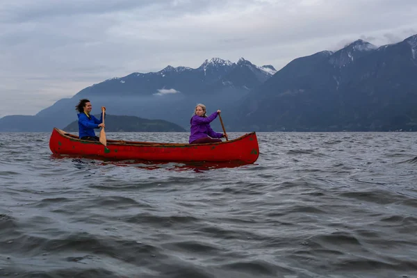 Para Przygód Żeńskich Przyjaciół Czerwonym Canoe Wiosłowanie Howe Sound Podczas — Zdjęcie stockowe