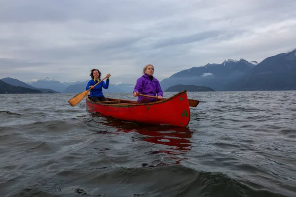 Para Przygód Żeńskich Przyjaciół Czerwonym Canoe Wiosłowanie Howe Sound Podczas — Zdjęcie stockowe