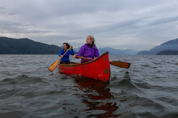 Para Przygód Żeńskich Przyjaciół Czerwonym Canoe Wiosłowanie Howe Sound Podczas — Zdjęcie stockowe