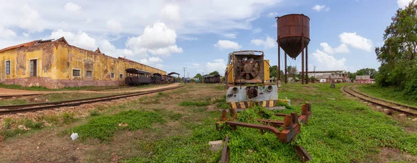 Güneşli ve bulutlu bir günde eski bir tren ile Terk edilmiş bir tren istasyonu görünümü. Trinidad, Küba'da çekilmiş.