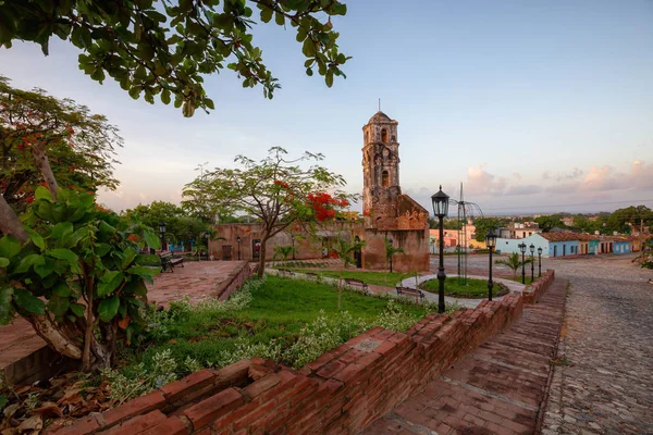 活気に満ちた日当たりの良い曇りの日の出の間に小さな観光キューバの町の教会の美しい景色 トリニダード キューバ で撮影 — ストック写真