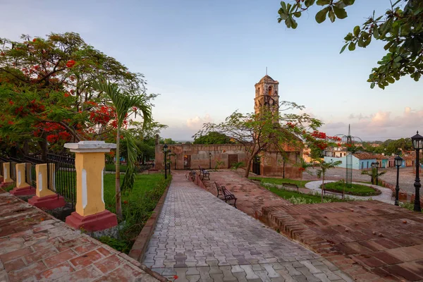 Hermosa Vista Una Iglesia Pequeño Pueblo Turístico Cubano Durante Vibrante — Foto de Stock