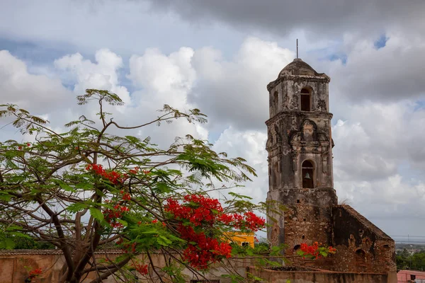 活気に満ちた晴れと曇りの日の間に小さな観光キューバの町の教会の美しい景色 トリニダード キューバ で撮影 — ストック写真