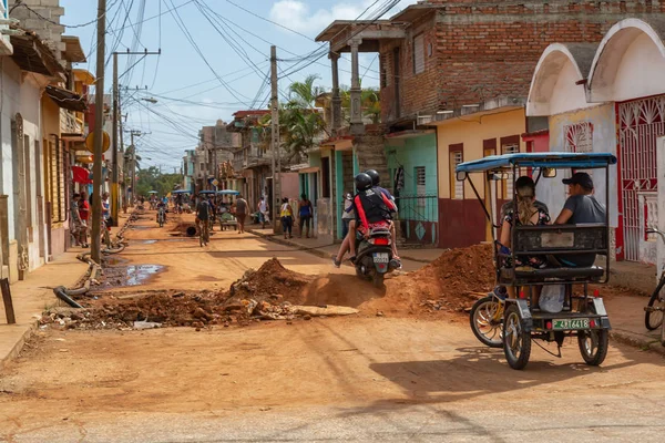 Trinidad Cuba Giugno 2019 Popolo Cubano Bicicletta Una Strada Sporca — Foto Stock