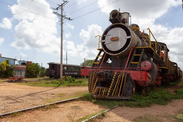 Trinidad, Küba - 08 Haziran 2019: Güneşli ve bulutlu bir günde eski bir trenle terk edilmiş bir tren istasyonunun görünümü.