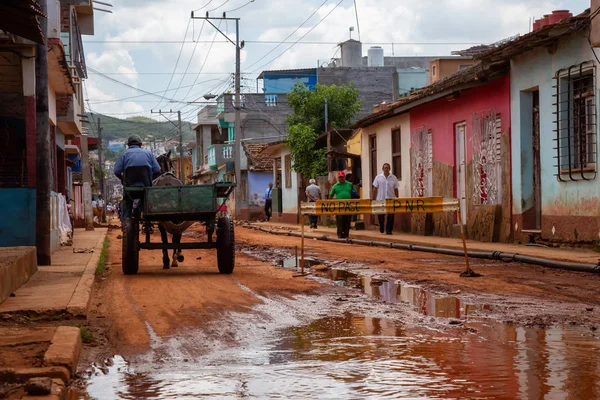 Trinidad, Küba - 10 Haziran 2019: Canlı güneşli bir günde küçük bir Küba Kasabasının Issız ve Kirli Sokak Görünümü.