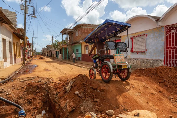 Trinidad Cuba Juin 2019 Des Cubains Vélo Sur Une Rue — Photo