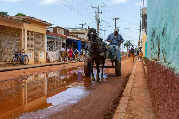 Trinidad, Küba - 10 Haziran 2019: Canlı güneşli bir günde küçük bir Küba Kasabasının Issız ve Kirli Sokak Manzarasına Binen At Arabası.