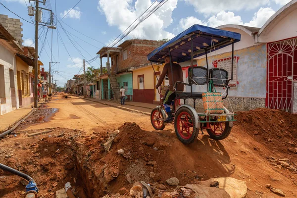 Trinidad Cuba Juin 2019 Des Cubains Vélo Sur Une Rue — Photo