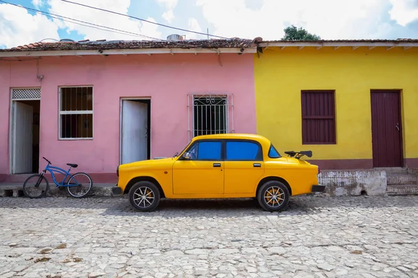 Gammal Gul Bil Med Färgglada Byggnader Bakgrunden Liten Kubansk Stad — Stockfoto