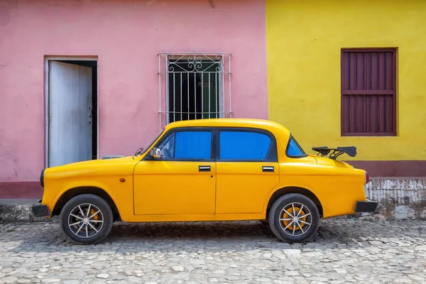 Carro Amarelo Velho Com Edifícios Coloridos Fundo Uma Pequena Cidade — Fotografia de Stock