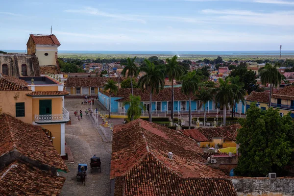 Güneşli ve bulutlu bir yaz günü küçük bir turistik Küba Kasabası havadan görünümü. Trinidad, Küba'da çekilmiş.