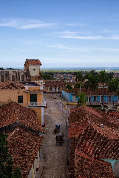 Güneşli ve bulutlu bir yaz günü küçük bir turistik Küba Kasabası havadan görünümü. Trinidad, Küba'da çekilmiş.