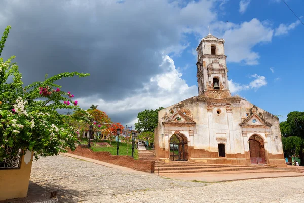 Kostel Malém Turistickém Kukubánském Městě Během Pulzního Slunného Dne Přijato — Stock fotografie