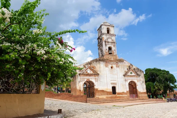 Igreja Uma Pequena Cidade Turística Cubana Durante Dia Ensolarado Vibrante — Fotografia de Stock