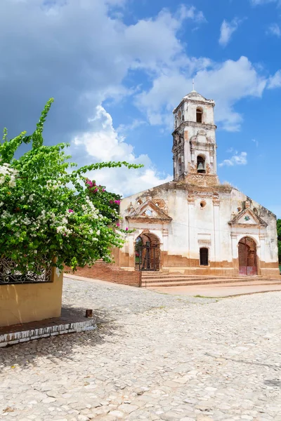 Canlı güneşli bir gün boyunca küçük bir turistik Küba Town Kilisesi. Trinidad, Küba'da çekilmiş.