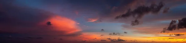 Vista Panorâmica Dramática Uma Paisagem Nublada Durante Pôr Sol Nublado — Fotografia de Stock