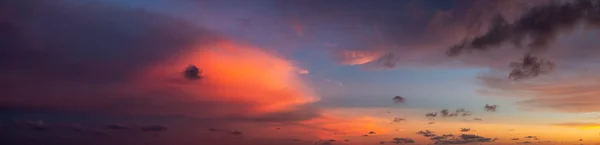 Dramática Vista Panorámica Paisaje Nublado Durante Atardecer Nublado Colorido Toma — Foto de Stock