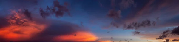 Vista Panorâmica Dramática Uma Paisagem Nublada Durante Pôr Sol Nublado — Fotografia de Stock