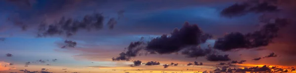 Dramática Vista Panorámica Paisaje Nublado Durante Atardecer Nublado Colorido Toma — Foto de Stock