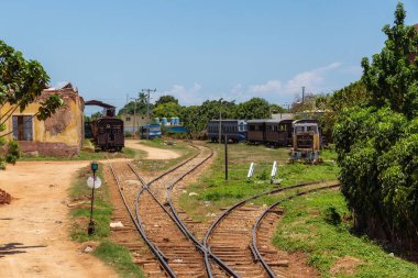 Trinidad, Küba'da terk edilmiş bir tren istasyonunun görünümü.