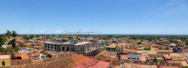 Güneşli ve bulutlu bir yaz günü küçük bir turistik Küba Kasabası havadan panoramik görünümü. Trinidad, Küba'da çekilmiş.