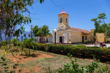 Trinidad, Küba - 6 Haziran 2019: Güneşli bir günde Plaza Carillo'daki bir kilisenin güzel görünümü.