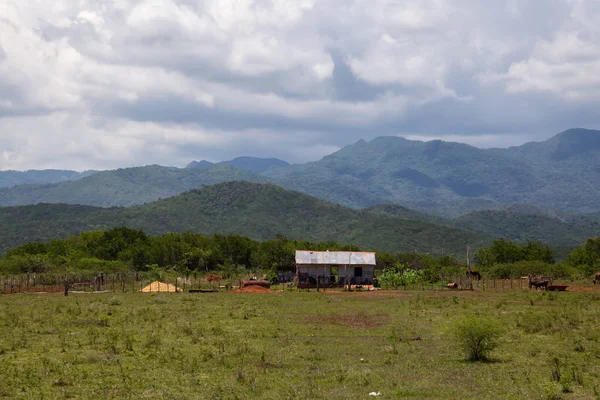 Hermosa Vista Una Granja Lado Del Campo Con Las Montañas —  Fotos de Stock