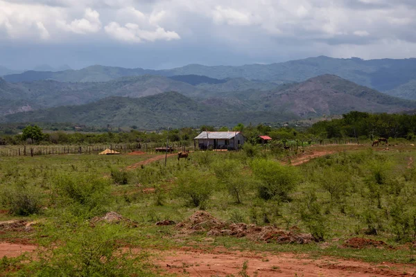 Hermosa Vista Una Granja Lado Del Campo Con Las Montañas —  Fotos de Stock