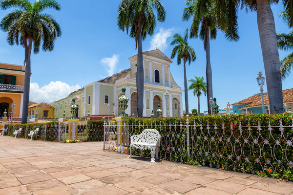 Вид на католическую церковь на площади Майор в солнечный летний день. Снято в центре Тринидада, Куба
.