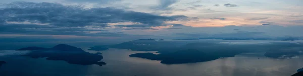 Piękny Panoramiczny Widok Kanadyjski Górski Krajobraz Pokryte Chmur Podczas Tętniącego — Zdjęcie stockowe