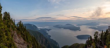 Canlı bir yaz gün batımı sırasında bulutlarla kaplı Kanada Dağ Manzara Güzel Panoramik Görünümü. St Mark Zirvesi'nin zirvesinde yer aldı, Batı Vancouver, British Columbia, Kanada.