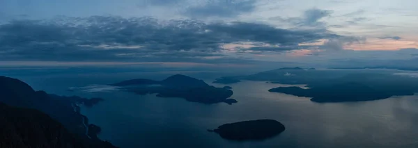 Bela Vista Panorâmica Paisagem Montanhosa Canadense Coberta Nuvens Durante Vibrante — Fotografia de Stock