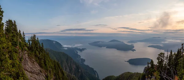 Vacker Panoramautsikt Över Det Kanadensiska Bergslandskapet Täckt Moln Pulserande Sommar — Stockfoto