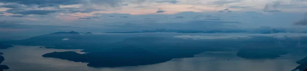 Bela Vista Panorâmica Paisagem Montanhosa Canadense Coberta Nuvens Durante Vibrante — Fotografia de Stock