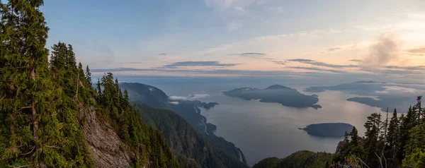 Nádherný Panoramatický Pohled Kanadskou Horu Krajiny Pokrytou Mraky Průběhu Pulzující — Stock fotografie