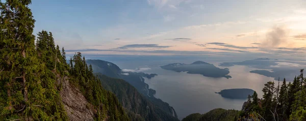 Bella Vista Panoramica Del Paesaggio Montano Canadese Coperto Nuvole Durante — Foto Stock