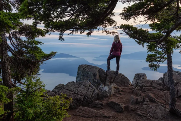 Senderista Femenina Cima Una Montaña Cubierta Nubes Durante Una Vibrante —  Fotos de Stock