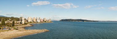 Canlı güneşli bir gün boyunca modern şehirde kayalık bir plaj Havadan Panoramik Görünümü. Batı Vancouver, British Columbia, Kanada'da çekilmiş.