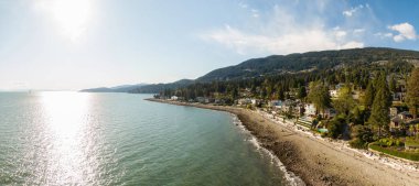 Canlı güneşli bir gün boyunca modern şehirde kayalık bir plaj Havadan Panoramik Görünümü. Batı Vancouver, British Columbia, Kanada'da çekilmiş.